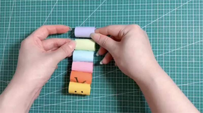 手工制作五彩缤纷的会动的毛毛虫