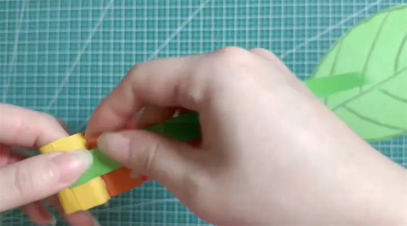 手工制作五彩缤纷的会动的毛毛虫