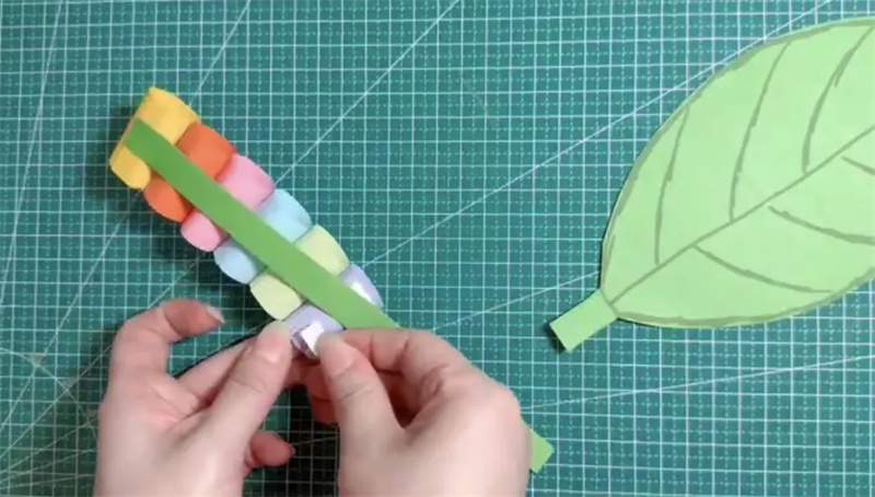 手工制作五彩缤纷的会动的毛毛虫