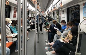 短篇小说：地铁上的碎片时间，用这些文字帮你