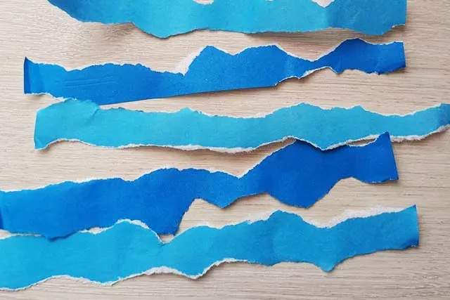 简单手工撕纸贴画大海中的帆船