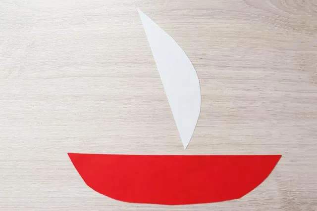 简单手工撕纸贴画大海中的帆船