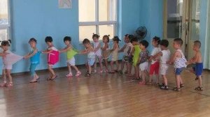 幼儿园小班音乐教案：开动小火车