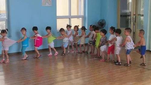 幼儿园小班音乐教案：开动小火车