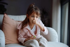 小孩干咳怎么按摩止咳