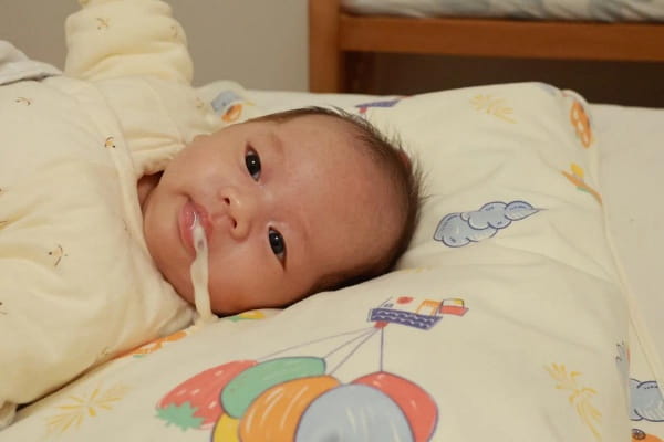 刚生的小孩吃奶为什么老是吐奶